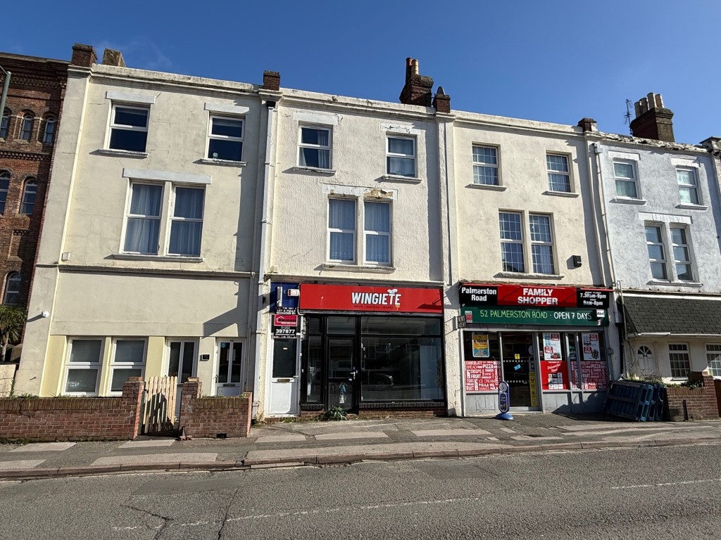 Lot: 54 - FREEHOLD COMMERCIAL INVESTMENT - Terraced building with ground floor commercial unit